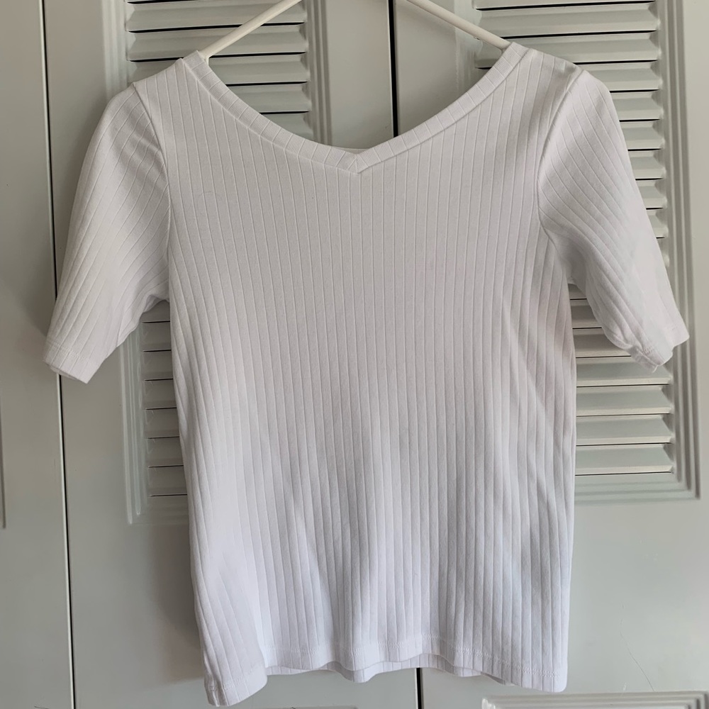 white v neck basic shirt